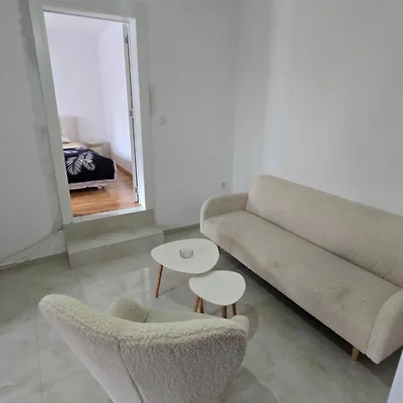 Bazen Za Uzivanje شقة